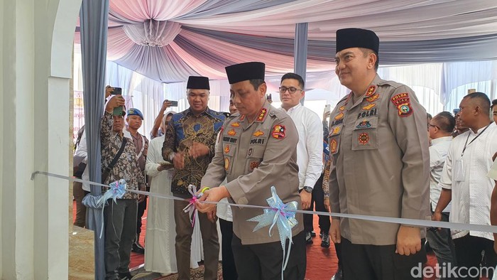 Wakapolri Komjen Gatot Eddy Pramono meresmikan Masjid Rosna di Pekanbaru, Riau.