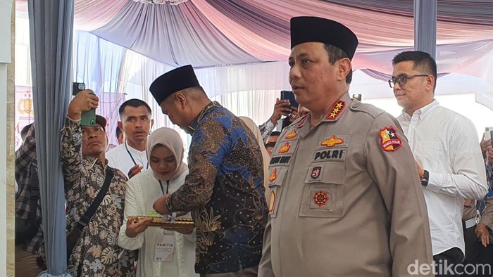 Wakapolri setelah meresmikan Masjid Rosna di Kampar (Raja Adil Siregar/detikSumut)