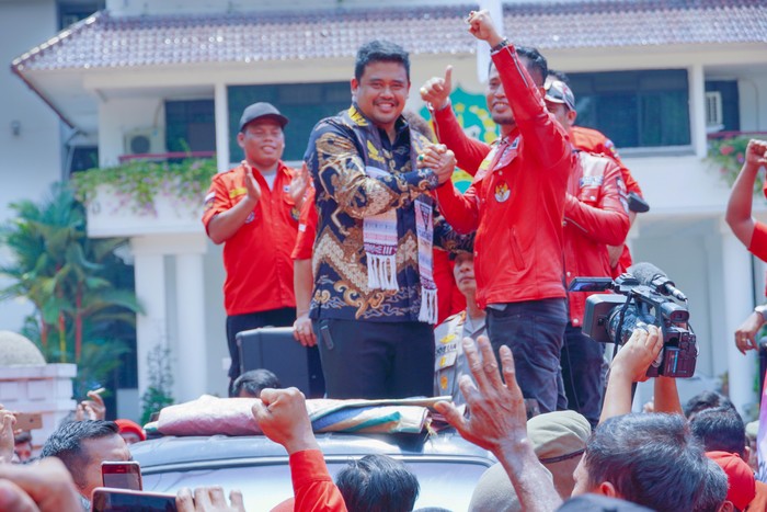 Wali Kota Medan Bobby Nasution menemui ratusan massa yang tergabung dalam Pemuda Batak Besatu (PBB) saat menggelar aksi damai di depan Balai Kota Medan, Kamis (8/6).