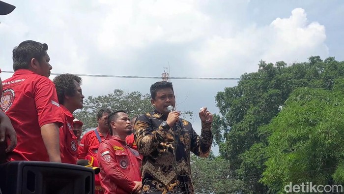 Wali Kota Medan Bobby Nasution menjumpai para pendemo di depan Balai Kota.