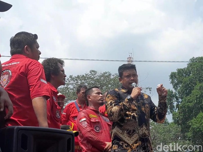 Wali Kota Medan Bobby Nasution menjumpai para pendemo di depan Balai Kota.