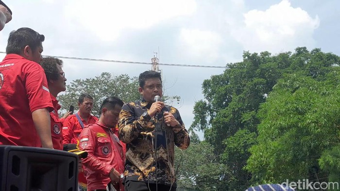 Wali Kota Medan Bobby Nasution menjumpai para pendemo di depan Balai Kota.