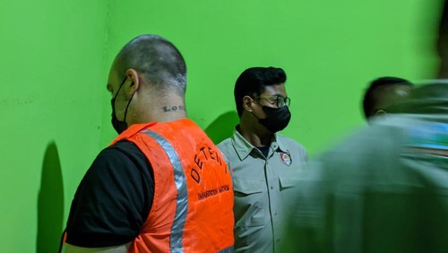 WN Inggris bakar gerbang Vila Kempas di Gili Ais saat mabuk, dideportasi dari Mataram, Kamis (8/6/2023). Foto: Ahmad Viqi/detikBali.