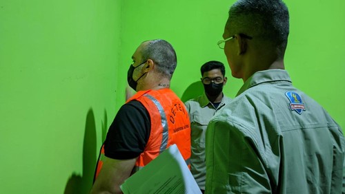 WN Inggris bakar gerbang Vila Kempas di Gili Ais saat mabuk, dideportasi dari Mataram, Kamis (8/6/2023). Foto: Ahmad Viqi/detikBali.