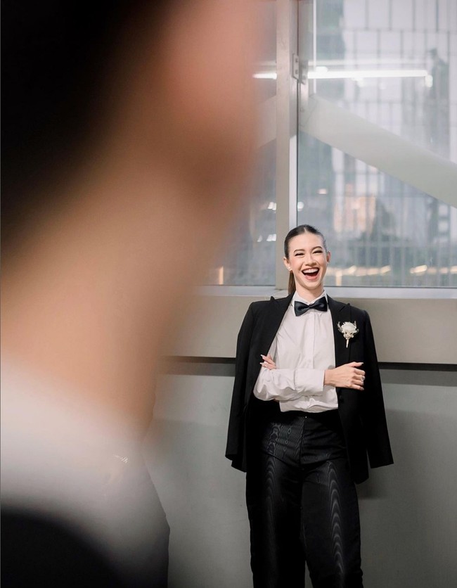 Yuki Kato beberapa kali dipercaya menjadi pendamping pengantin di waktu berdekatan. Setelah tampil feminin dalam balutan gaun serta kebaya di pernikahan Jessica Mila dan Enzy Storia, kini dia bertransformasi dengan gaya maskulin. Foto: Instagram/@yukikt