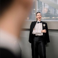 Yuki Kato beberapa kali dipercaya menjadi pendamping pengantin di waktu berdekatan. Setelah tampil feminin dalam balutan gaun serta kebaya di pernikahan Jessica Mila dan Enzy Storia, kini dia bertransformasi dengan gaya maskulin. Foto: Instagram/@yukikt