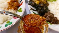  Paduan tiga lauk ini, cocok disantap dengan sambal bawang khas Gentong Mas yang pedas dan sedikit berminyak. Bahkan nasi putih dimakan dengan sambal dan bumbu-bumbu lauk ini saja sudah terasa nikmat. Foto: detikFood