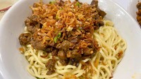 Ada Song Mie Ayam (Rp 35.000). Menu ini cukup populer di depot bakmi yang ada di Surabaya. Disajikan lengkap dengan potongan udang hingga jamur. Foto: detikFood