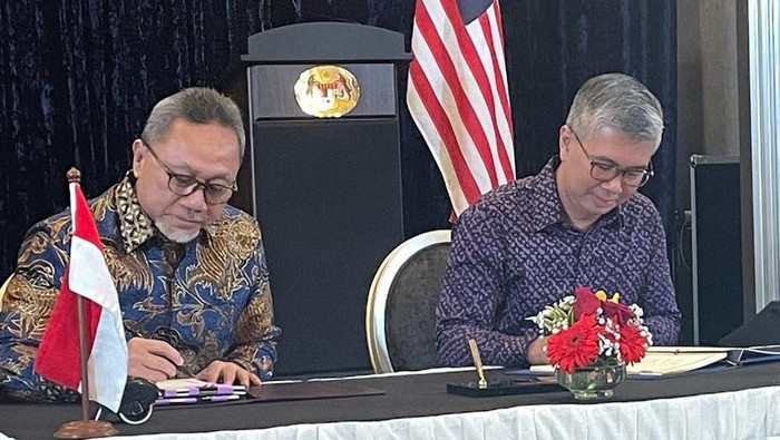 Menteri  Perdagangan  RI  Zulkifli  Hasan  dan  Menteri  Perdagangan Internasional dan Industri  Malaysia Tengku Zafrul Aziz menandatangani  pembaruan  Perjanjian 
Perdagangan Perbatasan antara Pemerintah Republik Indonesia dan Pemerintah Malaysia (Indonesia-Malaysia Border Trade Agreement/ BTA) di Kuala Lumpur, Malaysia, Kamis (8/6).