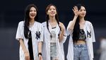 Foto-foto aespa Lakukan First Pitch di Pertandingan Bisbol