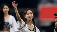 Potret Winter ketika melakukan first pitch. (Foto: Getty Images/Elsa)