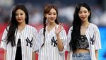 Foto-foto aespa Lakukan First Pitch di Pertandingan Bisbol