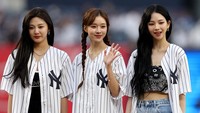 Dari kiri ke kanan: Ningning, Winter, dan Karina hadir di MLB Yankee Stadium, New York. (Foto: Getty Images/Elsa)