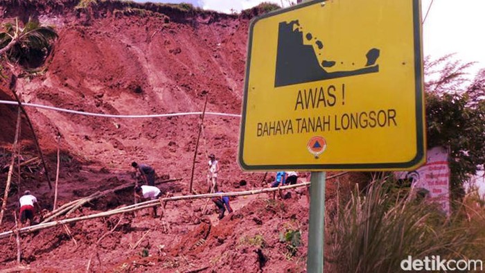 Tanah longsor adalah perpindahan material pembentuk lereng berupa batuan, bahan rombakan, tanah, atau material campuran. Apa saja cara mencegah tanah longsor?