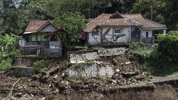 Tanah longsor adalah perpindahan material pembentuk lereng berupa batuan, bahan rombakan, tanah, atau material campuran. Apa saja cara mencegah tanah longsor?