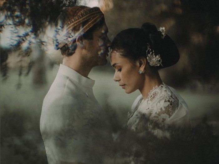 Adinia Wirasti menikah dengan Michael Wahr.