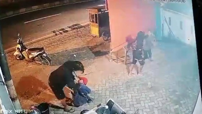 Aksi begal di Brebes terekam kamera CCTV. Foto diunggah Jumat (9/6/2023).