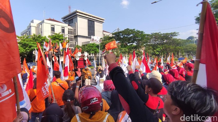 Aksi Partai Buruh dan sejumlah serikat buruh di Jalan Pahlawan Semarang, Jumat (9/6/2023).