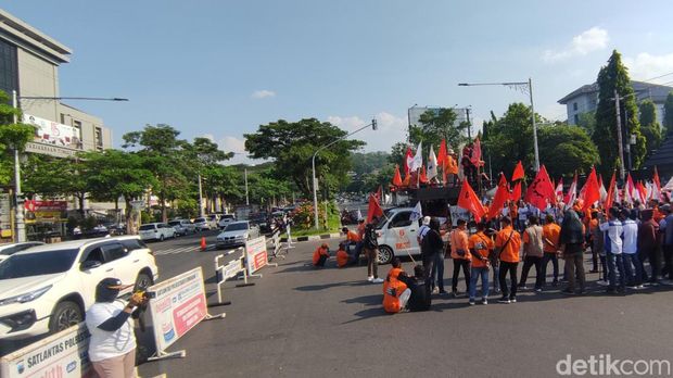 Aksi Partai Buruh dan sejumlah serikat buruh di Jalan Pahlawan Semarang, Jumat (9/6/2023).
