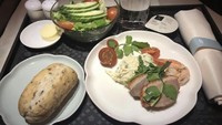 Pemilik akun Airplane Food Selfie yang masih belum diketahui identitasnya ini, meminta para pengikut dan orang-orang untuk mengirimkan foto makanan mereka saat berpergian dengan berbagai maskapai di seluruh dunia.  Foto: Instagram @airplanefoodselfie