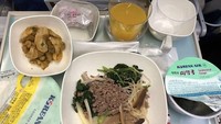 Seperti makanan di kelas Ekonomi dari Maskapai Korean Air, menu yang ditawarkan makanan khas Korea lengkap dengan nasi putih hangat hingga jus jeruk. Foto: Instagram @airplanefoodselfie