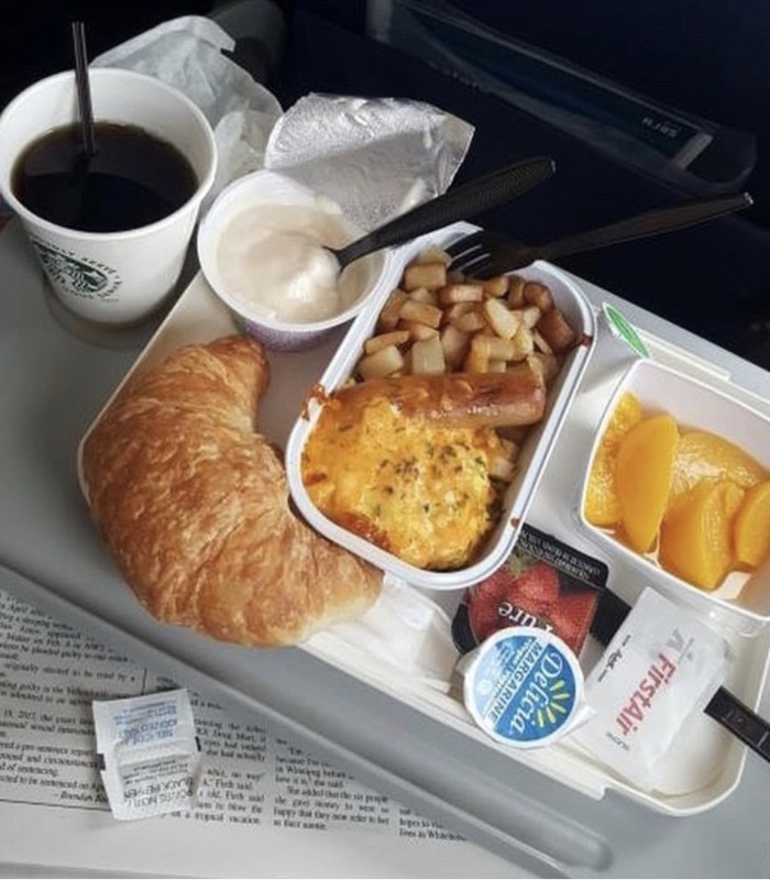 Akun Instagram Ini Khusus Menilai Makanan Pesawat dari Seluruh Dunia