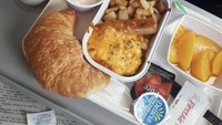 Lewat akun Instagram @airplanefoodselfie, para pelancong dari seluruh dunia membagikan foto makanan yang mereka dapatkan di dalam pesawa. Foto: Instagram @airplanefoodselfie