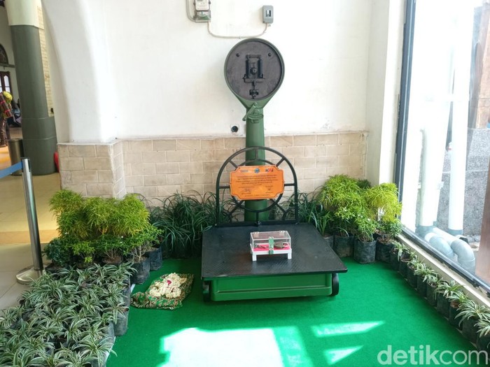 Alat timbangan tua buatan Inggris yang mejeng di Stasiun Cirebon