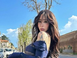 8 Foto Alex Mucci, Model Kontroversial yang Topless di Tempat Bersejarah