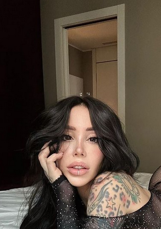 Di Instagramnya, wanita asal Italia itu tidak segan-segan memamerkan tubuhnya dalam balutan busana yang minim bahan. Foto: dok. Instagram/@alex_mucci