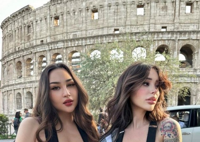 Kepada 8 juta followersnya, Alex Mucci berpose  topless dengan temannya Louisa Khovanski. Bagian tengah area dadanya hanya ditutupi suspender. Sementara jaket keduanya dibuka dan hanya menggantung di lengan mereka.Foto: dok. Instagram