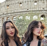 Kepada 8 juta followersnya, Alex Mucci berpose  topless dengan temannya Louisa Khovanski. Bagian tengah area dadanya hanya ditutupi suspender. Sementara jaket keduanya dibuka dan hanya menggantung di lengan mereka.Foto: dok. Instagram