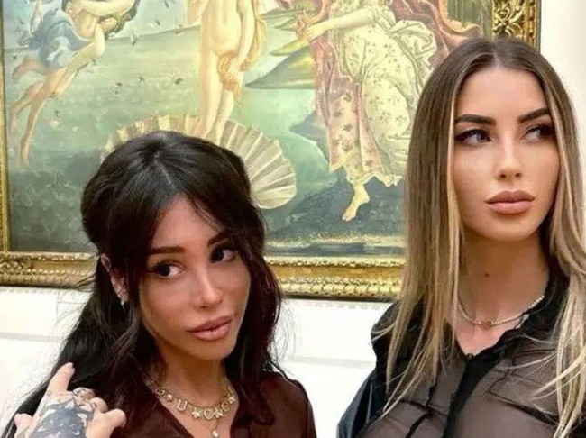 Pada 2022 lalu, Alex Mucci dan temannya Eva juga jadi sensasi setelah berpose di depan lukisan populer The Birth of Venus karya Botticelli di museum Galeri Uffizi di Pusat Sejarah Florence, Italia. Dalam potretnya itu, keduanya mengenakan kemeja tembus pandang tanpa mengenakan bra. Foto: dok. Instagram