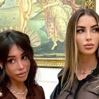 Pada 2022 lalu, Alex Mucci dan temannya Eva juga jadi sensasi setelah berpose di depan lukisan populer The Birth of Venus karya Botticelli di museum Galeri Uffizi di Pusat Sejarah Florence, Italia. Dalam potretnya itu, keduanya mengenakan kemeja tembus pandang tanpa mengenakan bra. Foto: dok. Instagram