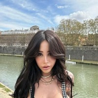 Dia memposting penampilannya yang tidak pantas di Instagram saat berada di tempat bersejarah di Roma, Italia. Foto: dok. Instagram/@alex_mucci