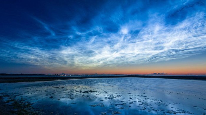 Awan Noctilucent di belahan Bumi Utara