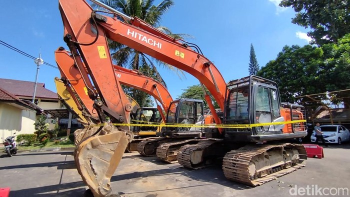 Barang bukti alat berat dari tambang pasir ilegal di Garut