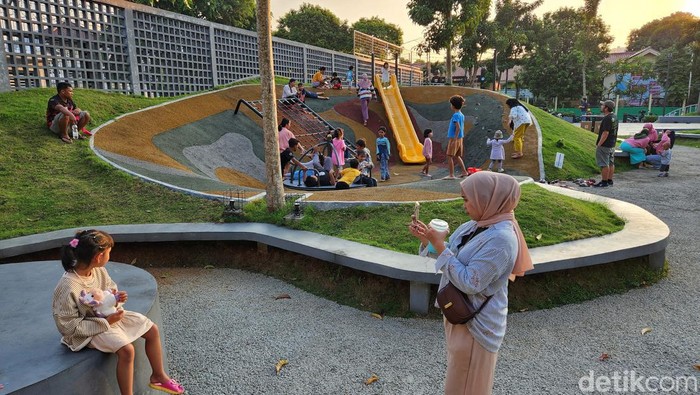 Bersaing Menuju Kota Layak Anak Anak-anak ditemani orangtuanya bermain di Taman Sambas Asri, Jl Panglima Polim, Jakarta Selatan, Jumat (9/6/2023).