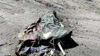 Banyak pula sampah yang ditinggal di tengah jalan Gunung Bromo seperti ini.