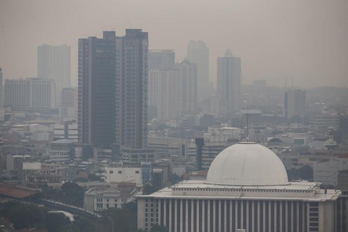 Suasana gedung bertingkat yang terlihat samar karena polusi udara di Jakarta, Selasa (6/6/2023). Berdasarkan situs IQAir, kualitas udara di Jakarta pada Selasa (6/6/2023) pukul 16.52 WIB berada di angka 151 atau menempati posisi ketiga dengan kualitas udara terburuk di dunia. ANTARA FOTO/Fauzan/aww.