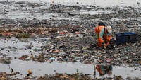 Masalah sampah plastik di Indonesia sendiri tak kunjung usai. Menurut data dari Bank Dunia pada 2022, Indonesia menghasilkan 7,8 juta ton sampah plastik setiap tahun. Dari angka tersebut, lebih dari setengahnya bahkan belum ditangani dengan tepat. REUTERS/Ajeng Dinar Ulfiana  