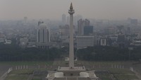Selain itu polusi menutup birunya langit Jakarta. Belakangan ini debu kelabu polusi udara menyelimuti langit Jakarta. Dari kejauhan gedung-gedung tinggi tampak suram. (ANTARA FOTO/Fauzan)