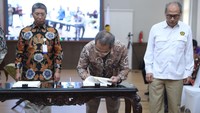 Blok East Natuna sudah berkali-kali ditinggal investornya, namun kini Pertamina melalui PT Pertamina East Natuna resmi mengelola Wilayah Kerja (WK) East Natuna melalui penandatanganan Kontrak Kerja Sama (KKS) di kantor Kementerian Energi dan Sumber Daya Mineral (ESDM) pada Selasa (30/5) lalu.