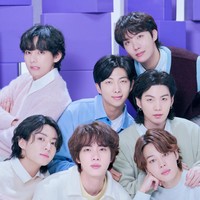 Sejumlah personel BTS sedang sibuk wajib militer dan lagu-lagunya selalu dirindukan. ARMY datang ke kanal YouTube mereka untuk menonton kembali video penampilan dan konten Bangtan Bomb. Menurut Forbes Korea, BANGTANTV menghasilkan pendapatan 82,3 miliar won atau sekitar Rp 93 miliar dalam setahun. Foto: dok. BIGHIT MUSIC