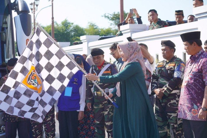 Bupati Klaten Sri Mulyani dan Wakil Bupati, Yoga Hardaya melepaskan Calhaj asal Klaten.