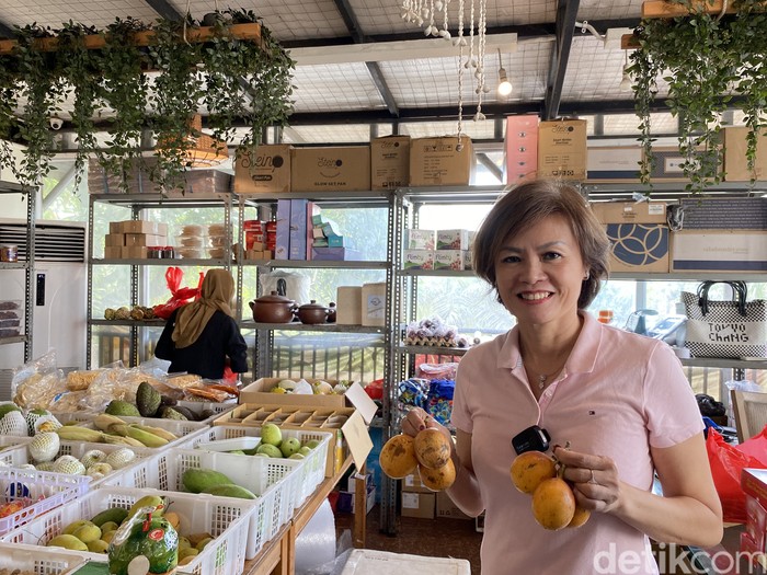 Ci Mehong, penjual produk makanan palugada yang viral di TikTok.