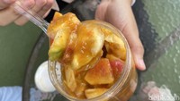 Rujak Aceh seharga Rp 70.000 juga tak kalah menjadi primadona. Isian buahnya beragam dan segar, racikan bumbu yang ditambahkan mangga kueni ini membuat rasanya tambah nikmat. Foto: detikFood/Yenny Mustika Sari