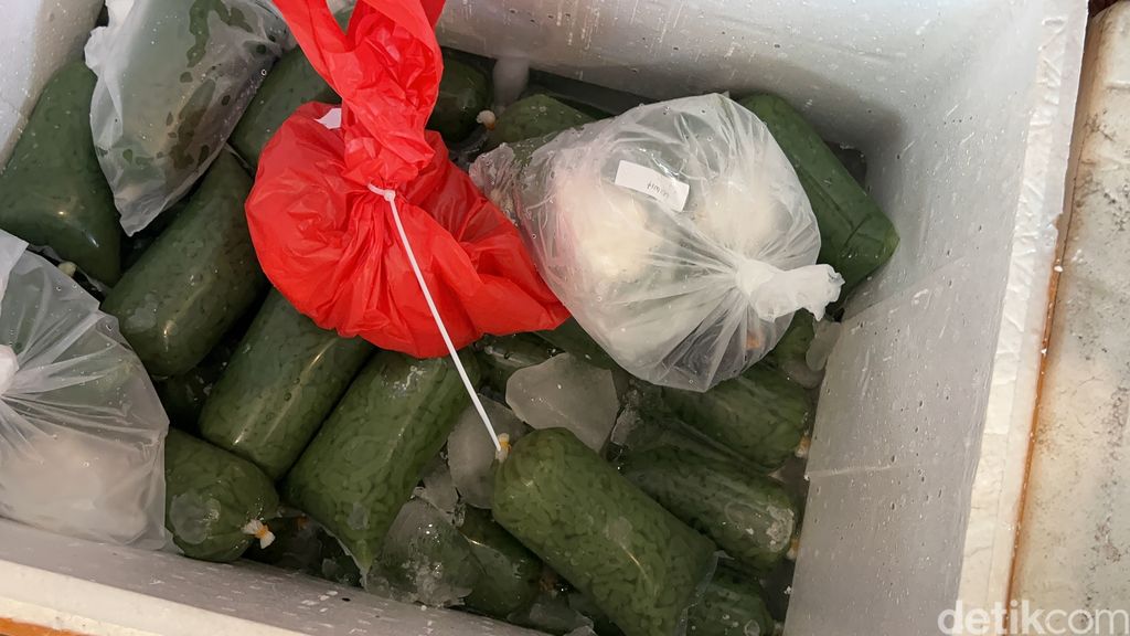 Ci Mehong, penjual produk makanan 'palugada' yang viral di TikTok.