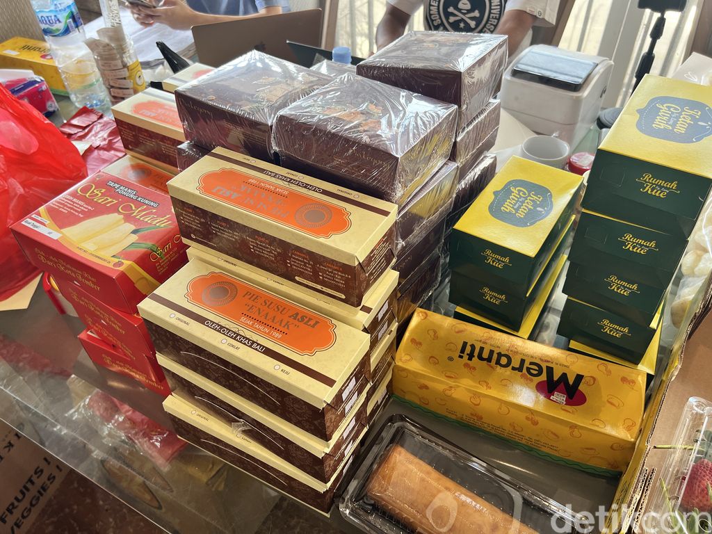 Ci Mehong, penjual produk makanan 'palugada' yang viral di TikTok.