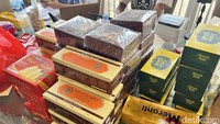 Aneka makanan daerah yang menjadi produk oleh-oleh juga dijual oleh Ci Mehong. Di antaranya ada Bolu Gulung Meranti, gemblong Anen, Pie Susu Enak, hingga Pia Legong. Foto: detikFood/Yenny Mustika Sari